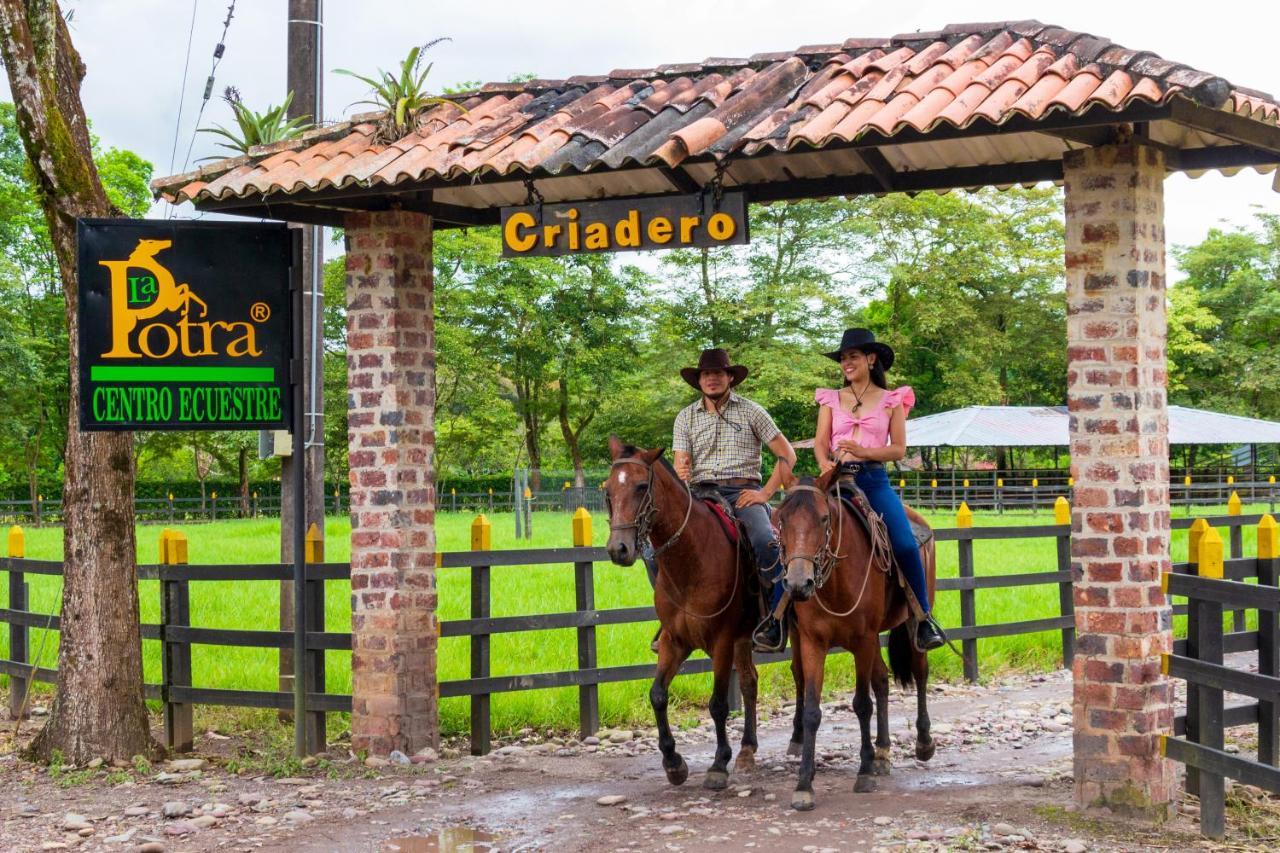 Hotel Campestre La Potra Apiay Exterior photo